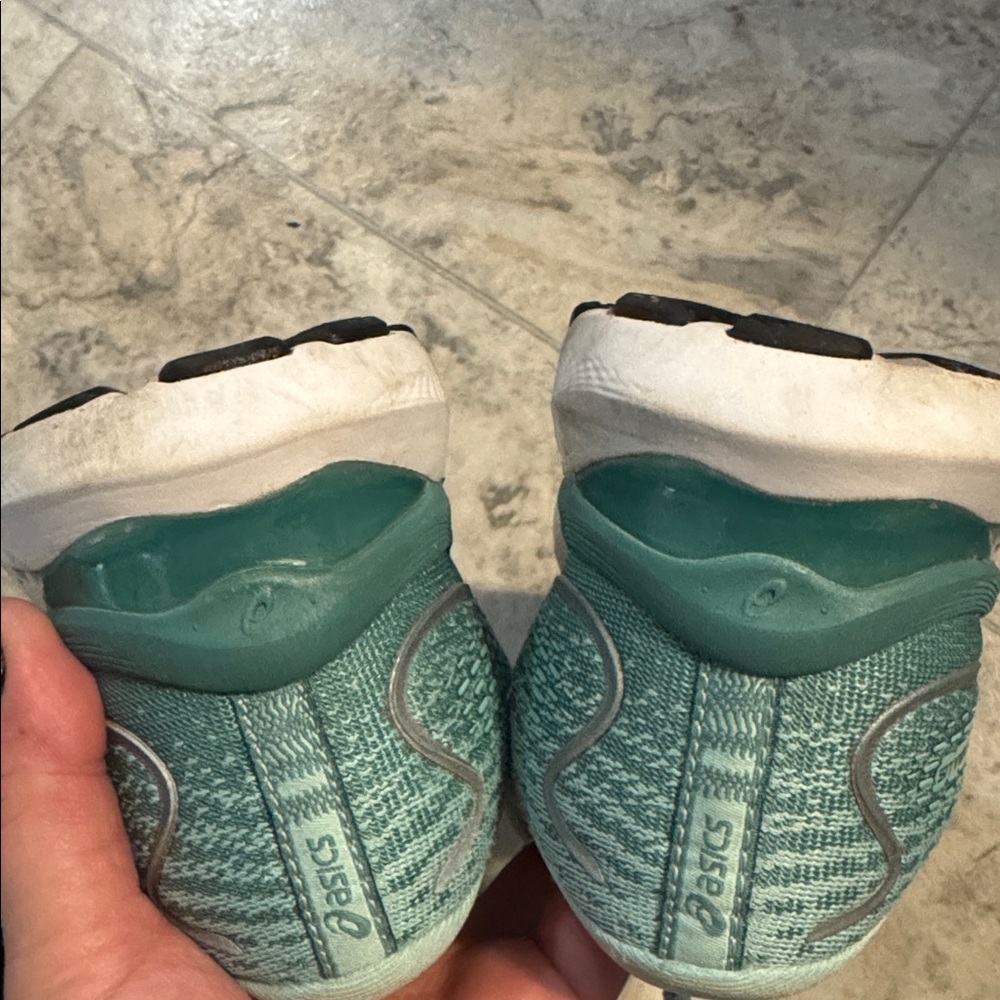 Women's ASICS size 8 gel cumulus running shoes - Picture 2 of 6